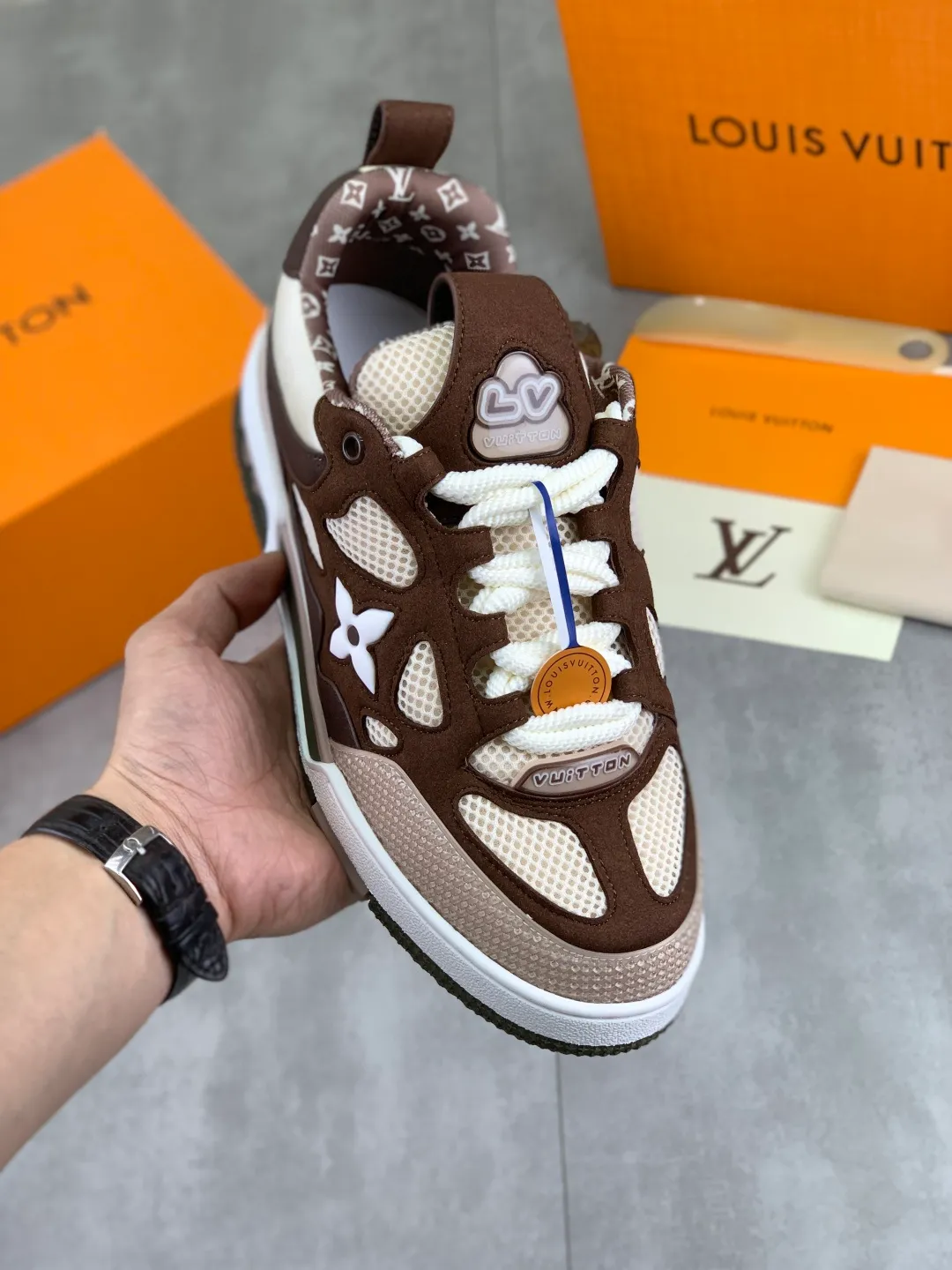 Men's Men's Shoes 💰P660 New The new LV TRAINER series of sneakers are on sale. This LV Trainer sneaker reinterprets Virgil Abloh's classics with nubuck and grained cow leather, and is decorated with Monogram flowers on the rubber outsole of the same color. A deformed Monogram flower occupies the sides, contrasting with the asymmetric Louis and Vuitton logos at the rear. The original version was designed by Virgil Abloh and was inspired by vintage basketball shoes. Featuring LV monograms on the tongue and upper, a scripted Louis Vuitton logo on the sides and a #54 logo on the rear, the rubber outsole features Monogram flowers and continues the comfort of an innovative gel outsole. Comes with original drawer box and complete packaging! Color: 3️⃣colors available